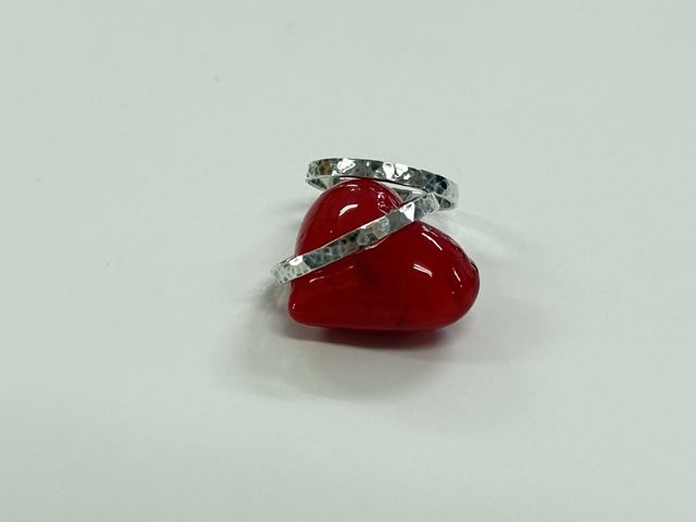 写真をとる時もたくさんの小物があり2人の写真も撮ってくれました_彫金工房 HardなHeart 西千石/鹿児島市