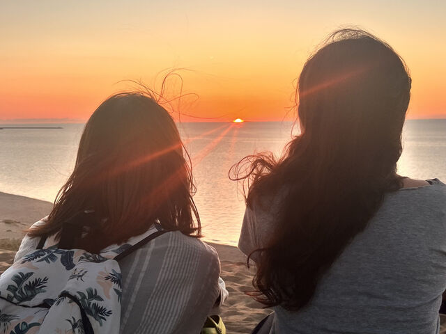 海に沈む夕日を砂丘から眺めて。
知識豊富なガイドさんが思い出に残る素敵な写真を撮影してくれました!_とっとり観光ガイドセンター