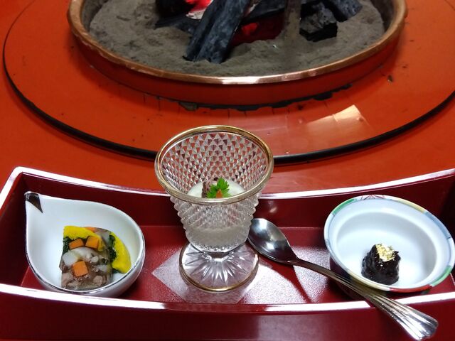 炭焼きで松阪牛のすき焼き初めてでした。
おもてなしも最高でした。
_和田金
