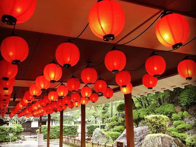 赤いランタンがお出迎え_加賀 伝統工芸村 ゆのくにの森