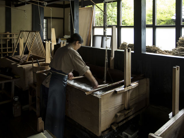 伝統工芸士の紙漉き_越前和紙の里 卯立の工芸館