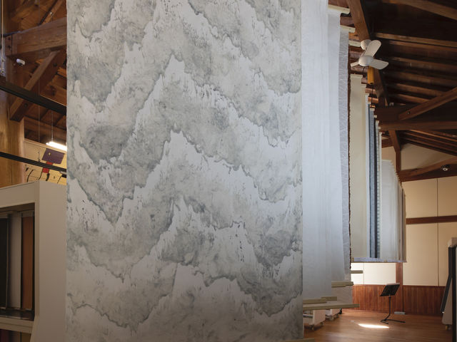 紙の文化博物館の和紙展示(大判創作和紙)_越前和紙の里 卯立の工芸館