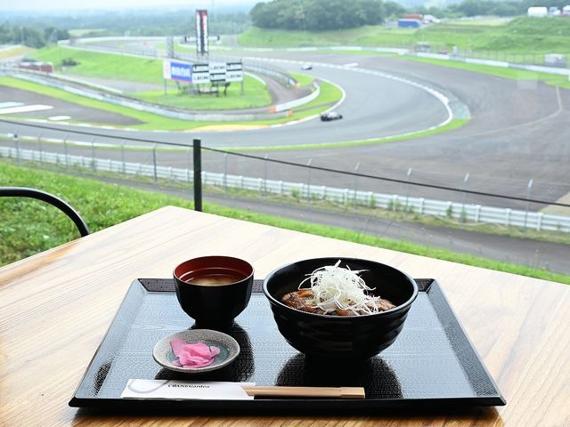 お食事は場内レストラン『CRANE Garden』で!_富士スピードウェイ