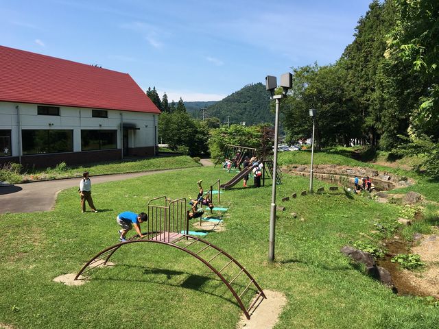 芝生広場の遊具_ガラス体験工房 森のくに