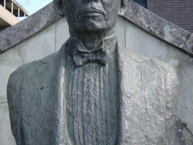 今泉嘉一郎の胸像の写真1