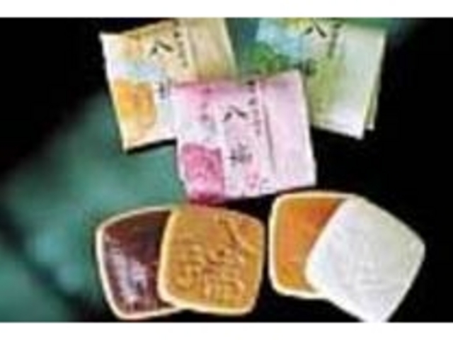 ツヤのあるなめらかな餡が入った八端最中_すがや