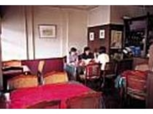 いい感じに古びた店内は地元の人の憩いの場_ハンドメイドレストラン鎌倉