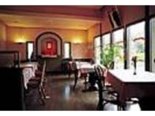 庭を眺めながらお洒落な店内で食事を_レストラン シェ・ガロ