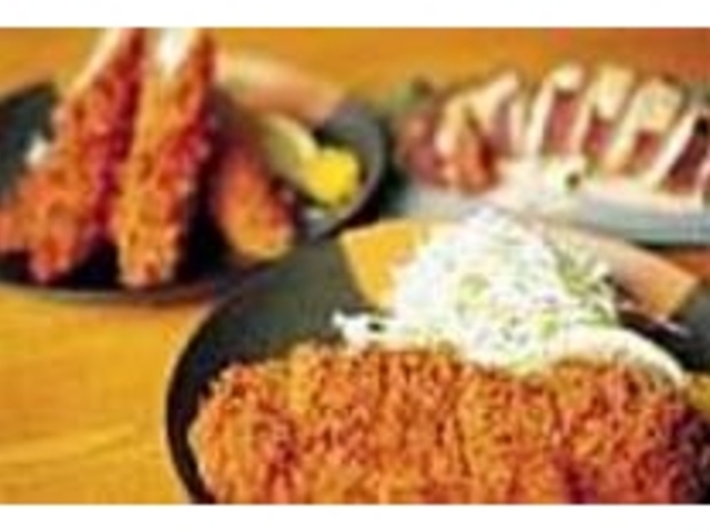 手前の上ロースかつはボリューム満点だ_とんかつ とん季