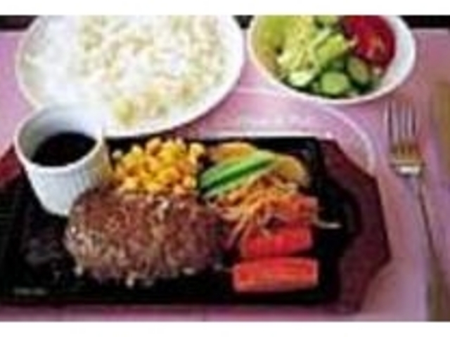 ふっくらふくらんだ美味しそうなハンバーグ_レストラン ラ・セルバ