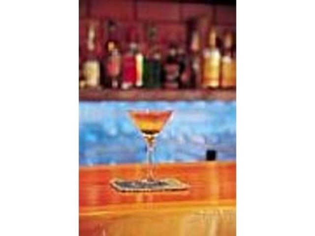 雰囲気のあるカウンターで飲むカクテル類_田舎の食卓&BAR LanGealach