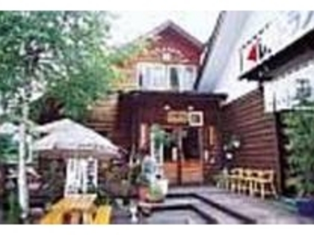 木の香りが漂う店。隣にはおみやげもある_レストラン睦