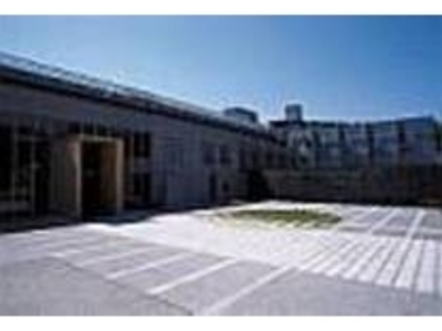 青空に映えるモダンな美術館でアートに浸る_清里フォトアートミュージアム