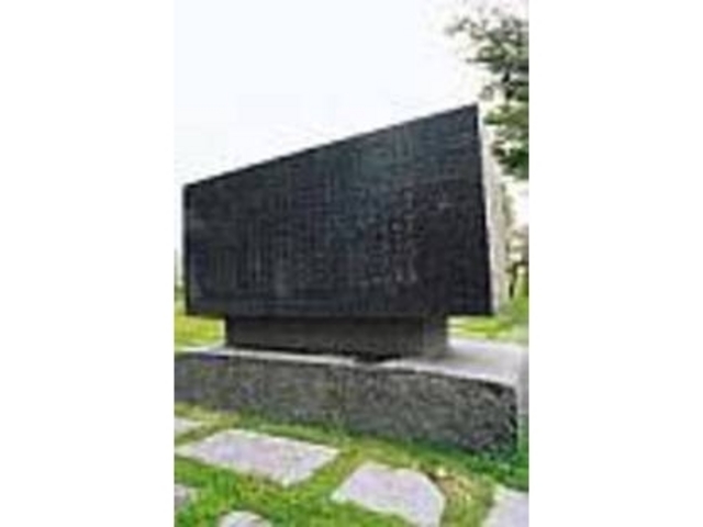 図書館の前には、井上靖の文学碑がある_出会いの森・井上靖記念室