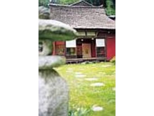 昔ながらの、茅葺き屋根が魅力的だ_しずがたけ光明石温泉 想古亭げんない