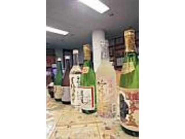 人気の銘酒がずらりと並んでいる店内_太田酒造