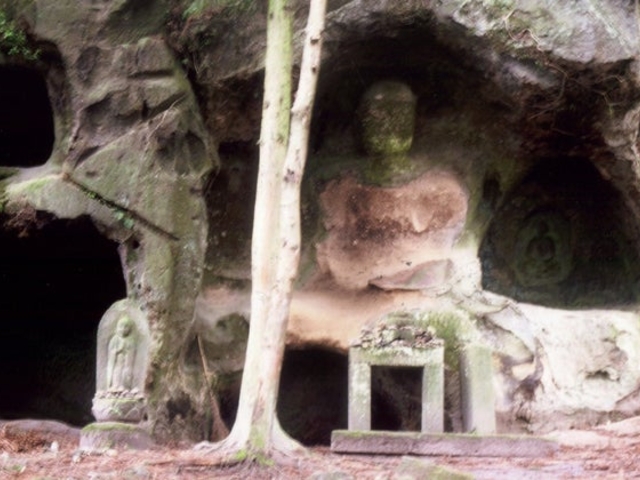 和田大仏及び横穴墓群の写真1