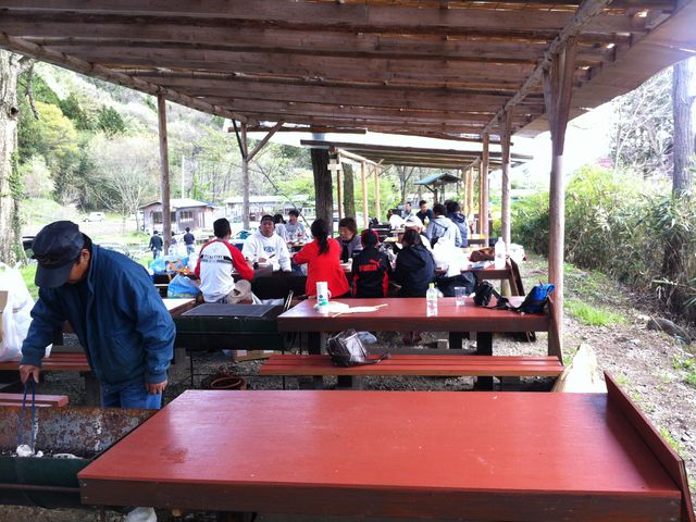 渓流釣り場のすぐ近くにあるバーベキュー広場。屋根があるから強い日差しも多少の雨も大丈夫!_発知溪流つりセンター