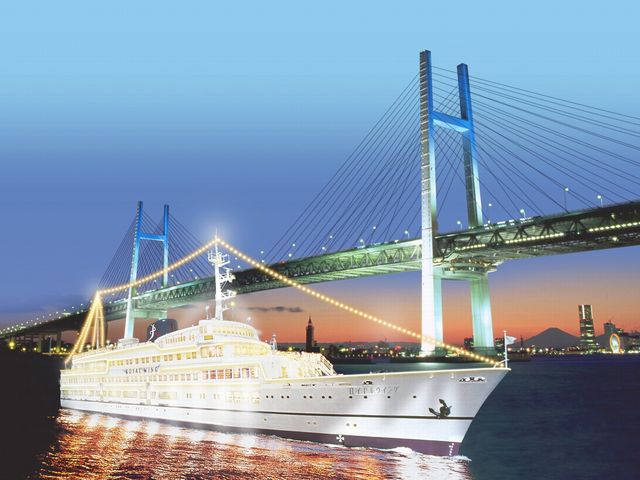 横浜港の夜景を十分楽しんで_ロイヤルウイング