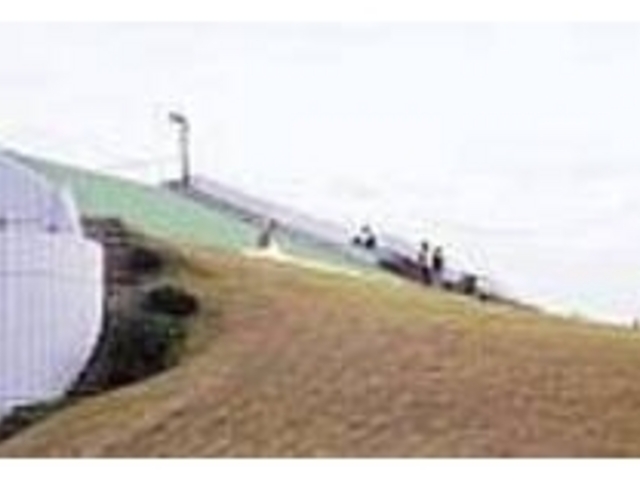 建物の横の屋上はパラグライダー練習場_橘ウインドパーク