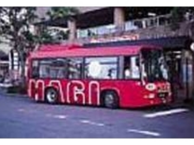 一際目立つ真っ赤な車体とHAGIの文字_萩循環まぁーるバス