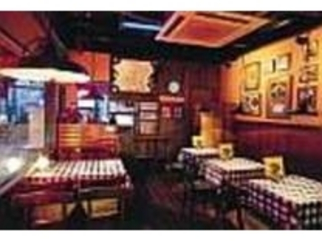 オールディーズのレコードが飾られた店内_NENGOROYA