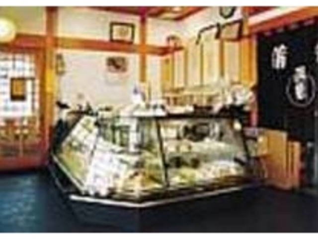 店内は、販売と飲食スペースに分かれている_宮城屋蒲鉾店 大町店