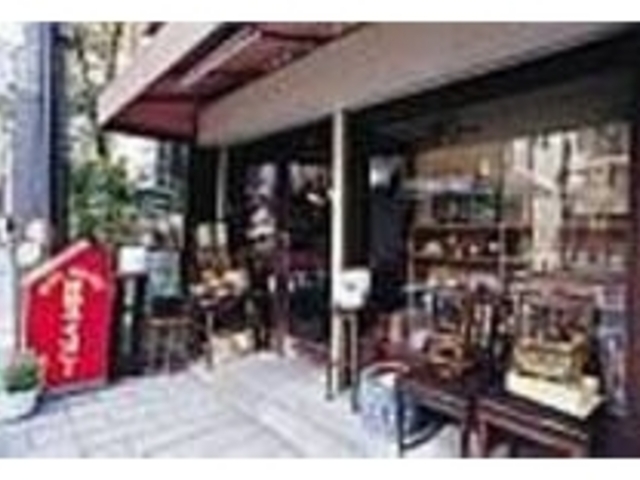 東門街の中ほどにある。店の造りもレトロだ_生田ギャラリー