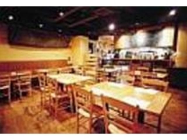イエローを基調とした明るい店内。約50席_もと街びよりHANDSまえ