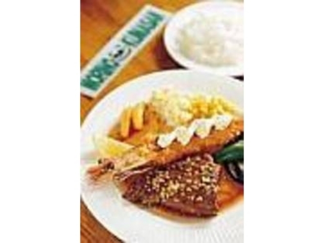 ハーフステーキセットは特大エビが豪勢!_森のくまさん