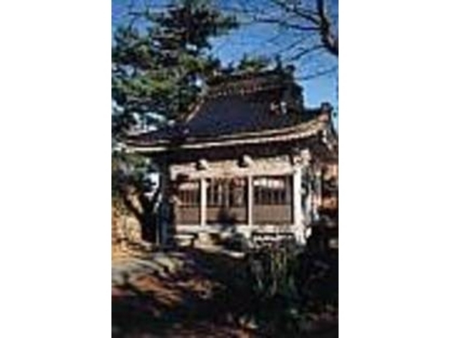 赤い橋を渡った奥にある神社。木彫が見事_津神島公園