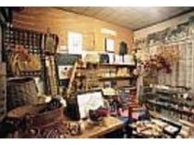 店内は民芸品が所狭しと並んでいる_よっちえむ