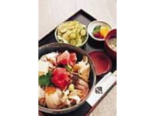 ミソ汁、サラダ、お新香がセットで付く味丼_味彩