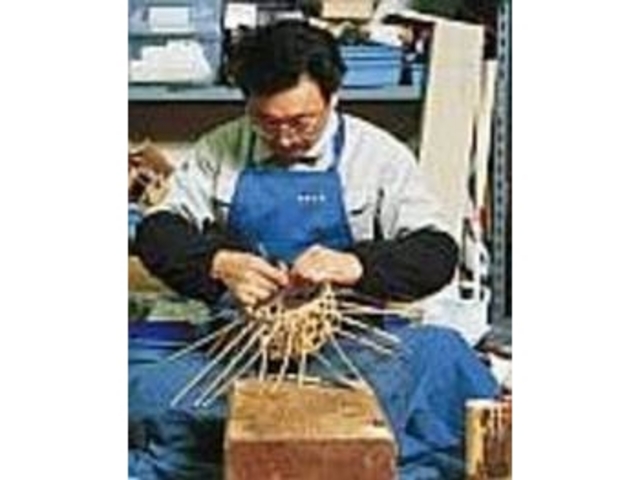 売店奥にある工房で竹細工が行われる_本間工芸