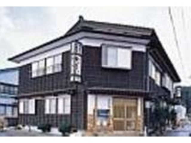 角地にドンと構えるわりに、中は大衆的_かっさい