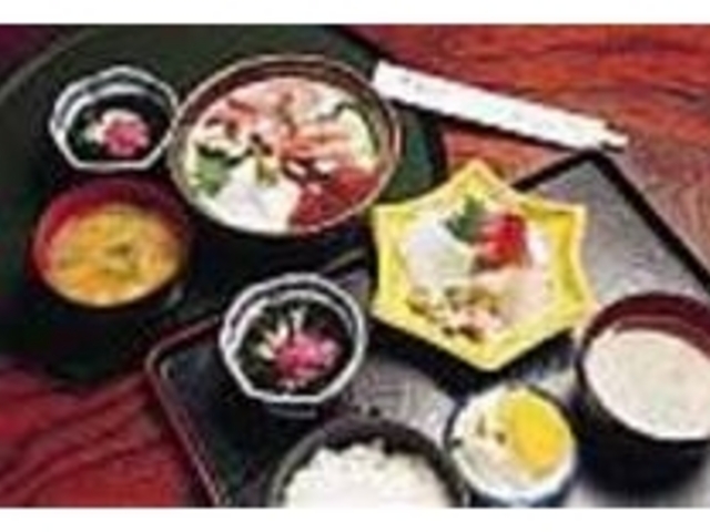 四角い盆が刺身定食、奥のセットが海鮮丼_かっさい