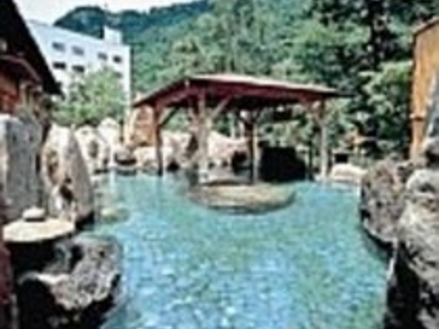 自慢の岩造りの露天風呂。湯けむりの向こうは大自然が。_層雲閣グランドホテル