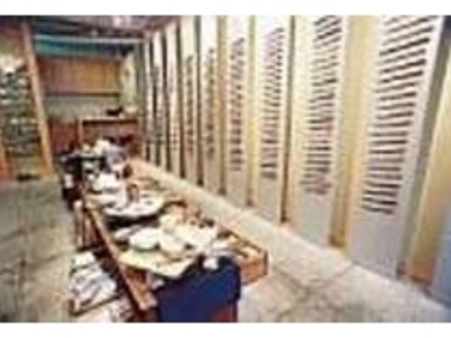 壁いっぱいにお箸がディスプレイされた店内_神戸 箸屋