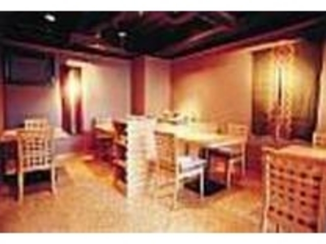 木目調で暖かみのある店。地酒も豊富だ_緋屋