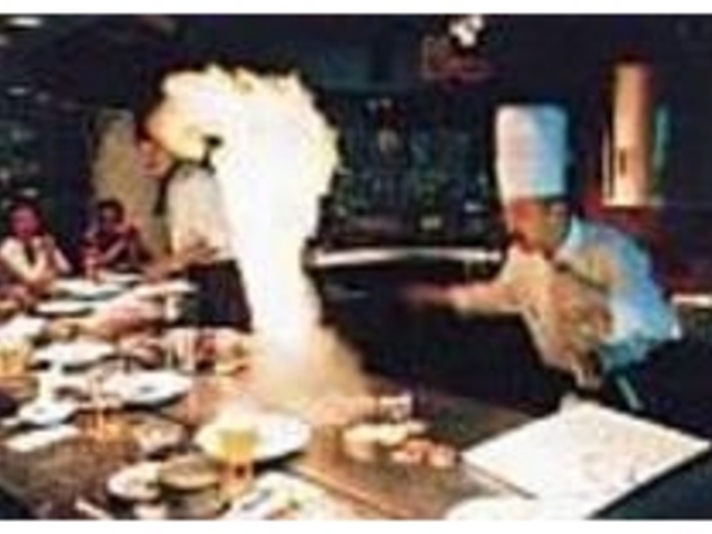 目の前で見事な手さばきで焼いてくれる_ステーキゾーン あかひげ