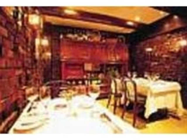 アルプスの山小屋をイメージした店内_ル シャレー グルマン