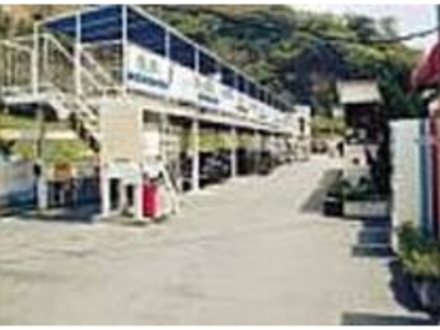 売店などがそろって気軽にブレイクタイムを_たからづかカートフィールド
