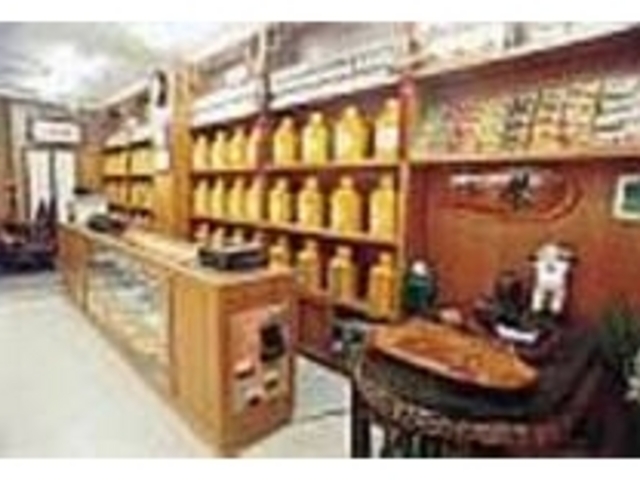 独特のインテリア。台湾製の調度も魅力的だ_天仁茗茶 ウーロン茶専門店