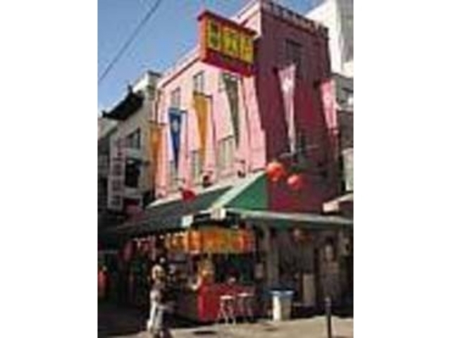 看板が目印。本場の味を楽しもう!_青年華人工場 2号店