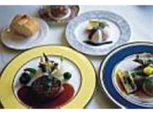 料理を出す器にもセンスのよさが感じられる_レストラン クリザンテーム シゲトモ