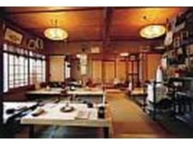 温かみのある民家風の空間が広がっている_ほうとう つかさ