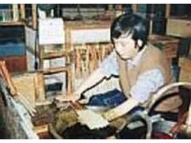 木蝋を手で塗り重ねていく作業も見られる_大森和蝋燭屋