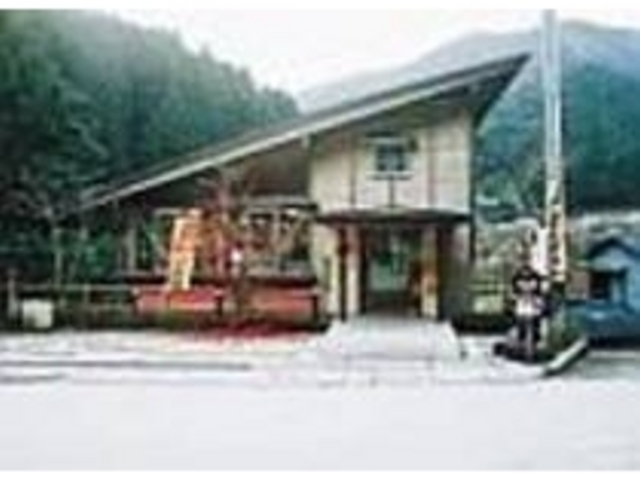 深緑の山に囲まれた魚梁瀬杉造りのお店_まかいちょって家