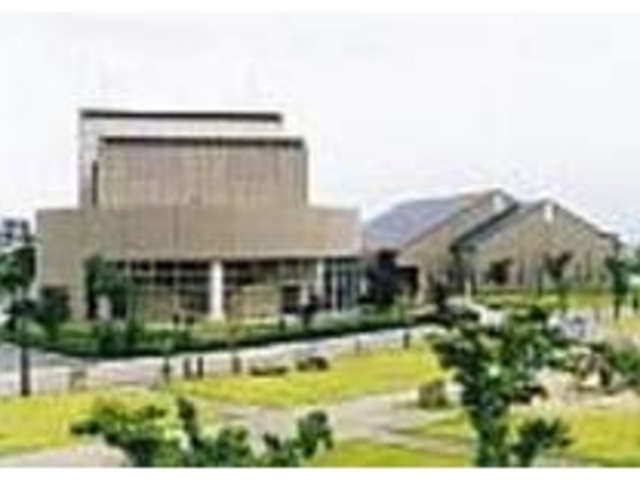 文化の館内の図書館には約7万冊の蔵書が_板野町歴史文化公園