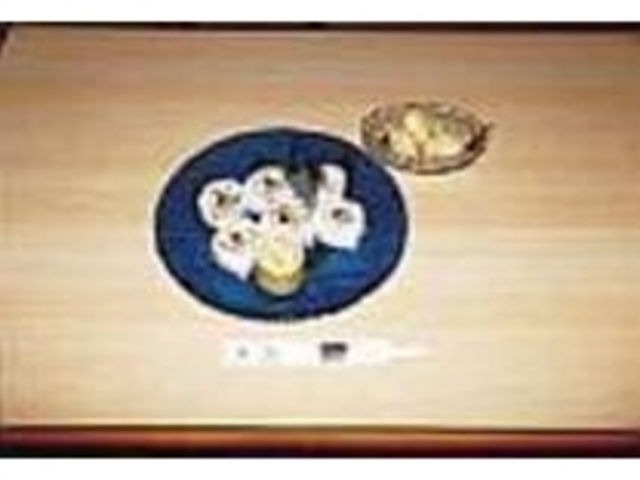 マグロやサーモンが入ったスペシャル太巻き_鮨処政富